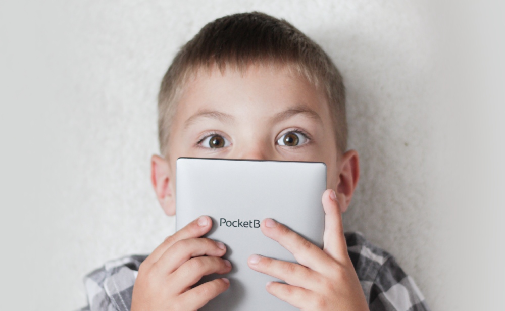 Lontano da scuola: 5 buoni motivi per cui i vostri figli hanno bisogno di un e-reader durante la quarantena